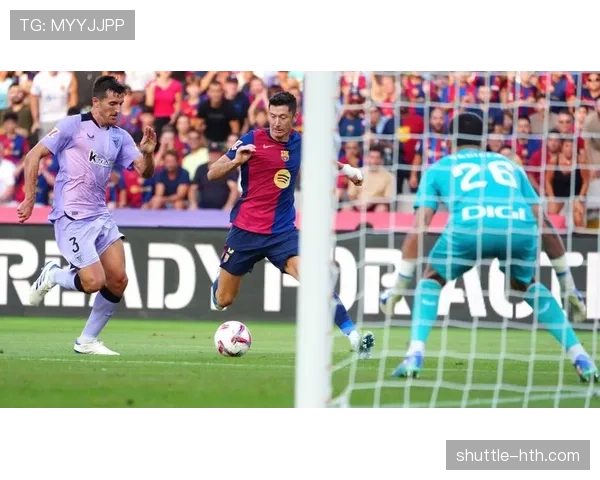 莱万多夫斯基在诺坎普盛大亮相，数万球迷现场见证新援加盟